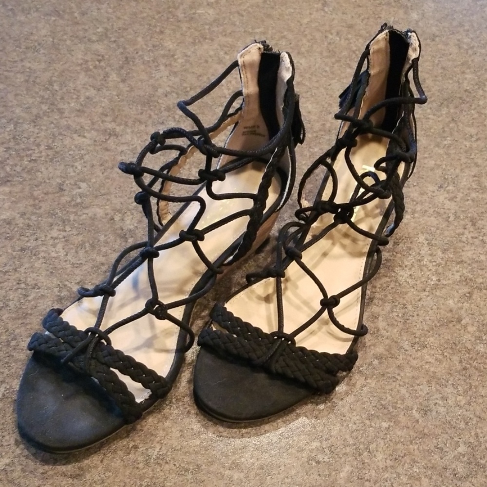 Black mini wedge